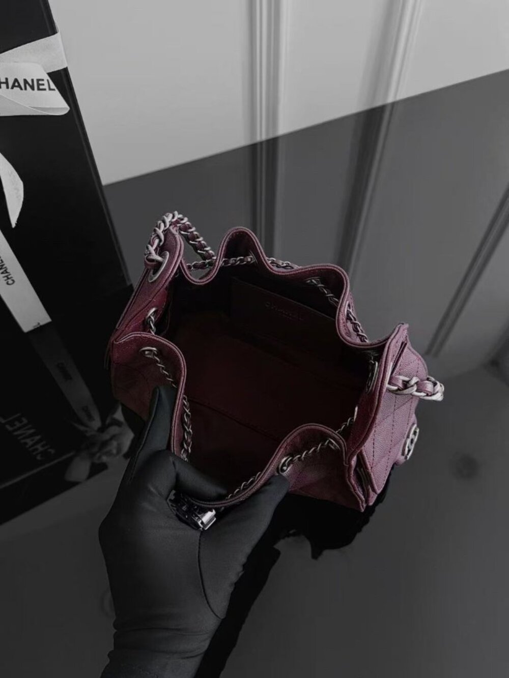 Classic CHANEL Bag: A Stylish and Versatile Choice for Elegance - Picture 5 of 6